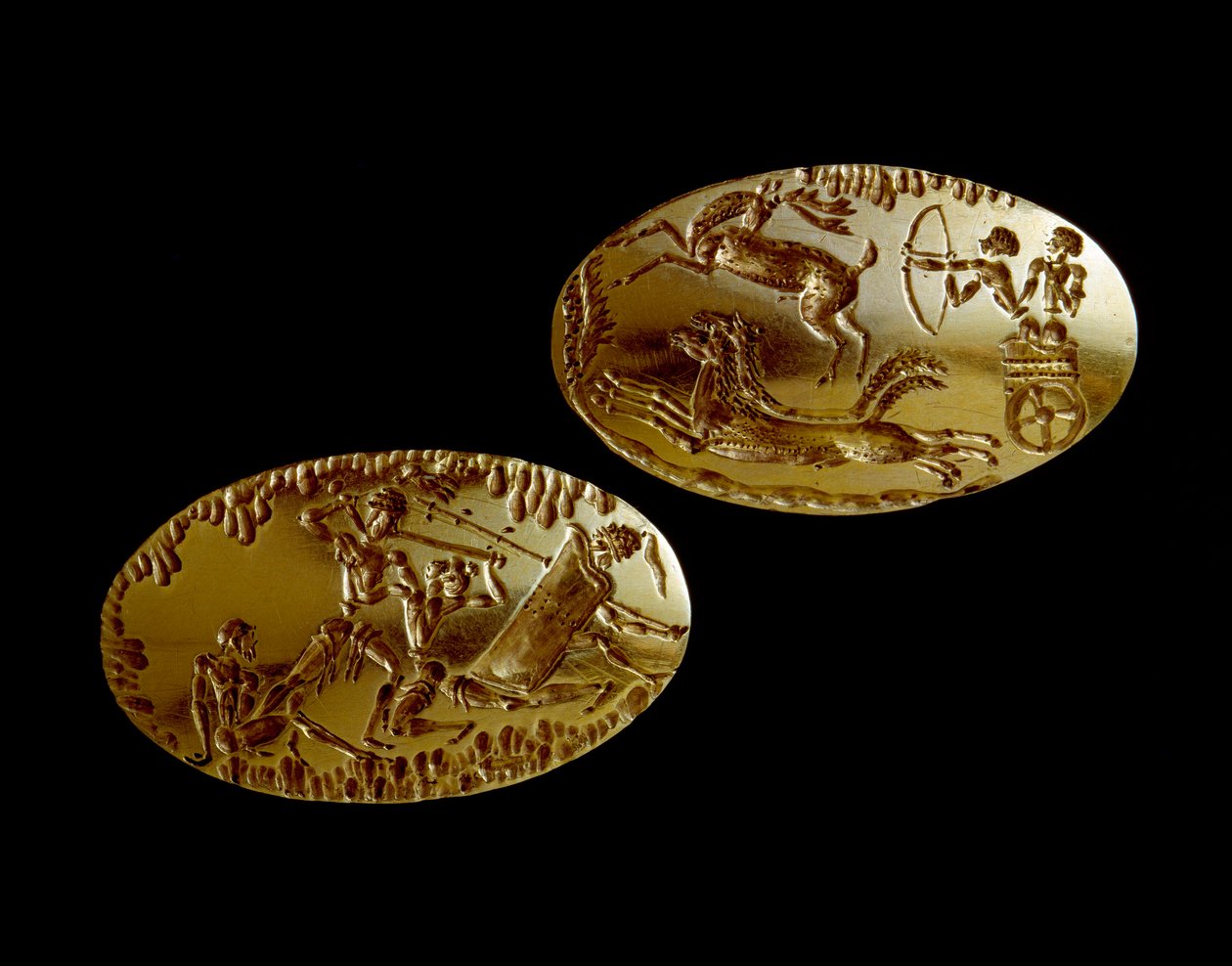 Arte micénica: duas focas douradas atingidas pela representação de uma cena de caça em um tanque e um guerreiro enfrentando três adversários. 1550-1100 AC. do túmulo IV de Micenas. Museu Nacional de Arqueologia de Athenes (inv. 240 e 241) - Arte micénica:  de Mycenaean