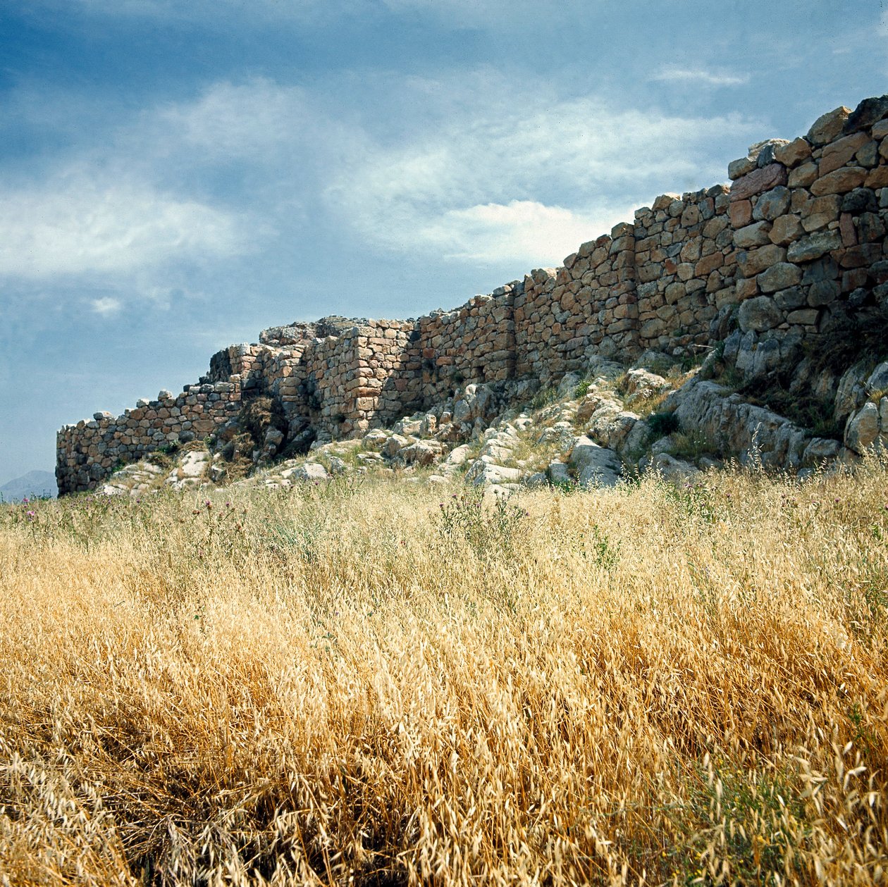 Arte micénica: vista das ruínas da muralha da cidade de Tirynthe, construída por volta de 1200 a.C. Grécia de Mycenaean