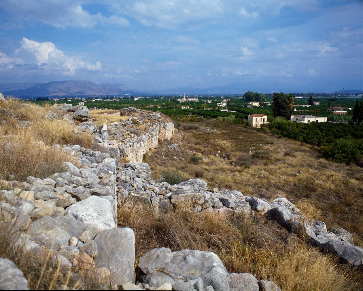 Ruínas da fortaleza da cidadela: local da antiga cidade de Tirynthe, por volta de 1200 AC. Grécia de Mycenaean