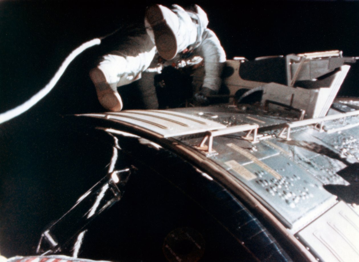 Alfred M. Worden b1932 durante a missão lunar Apollo 15, 1971. de NASA Images