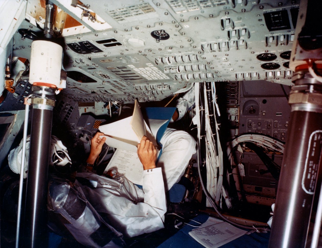 Um astronauta dentro de um módulo de comando da NASA, década de 1970. de NASA Images