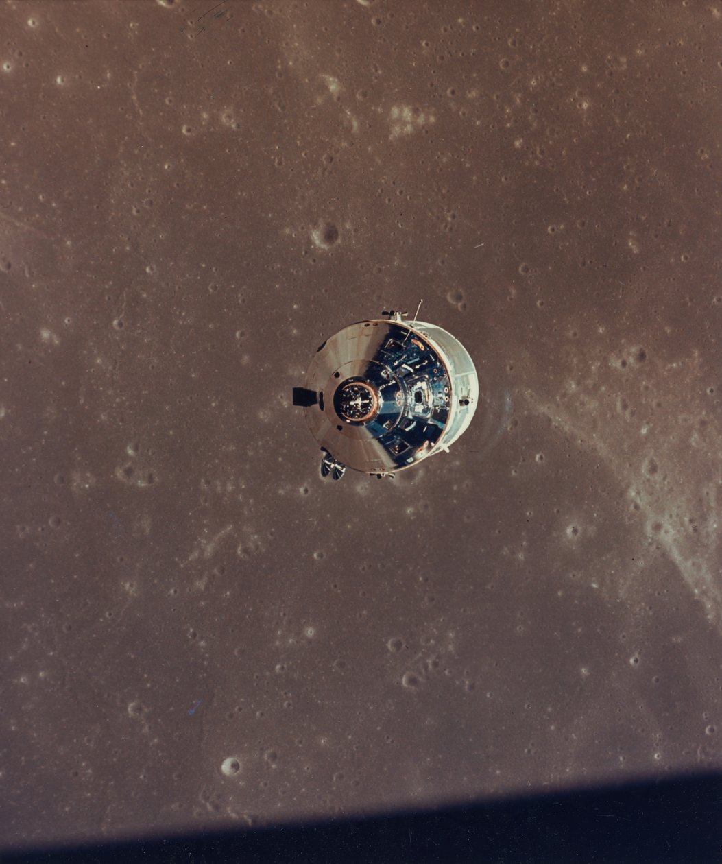 Módulos de Comando e Serviço da Apollo 11 fotografados do Módulo Lunar em Órbita, 1969. de NASA Images