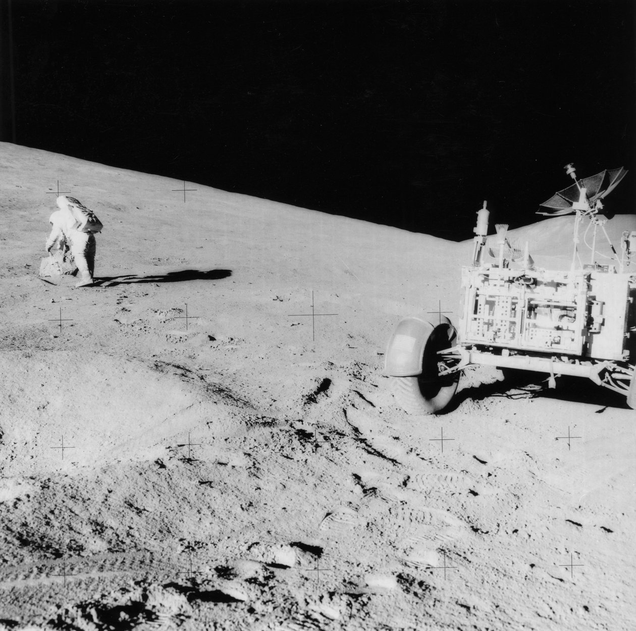 Astronauta David Scott b1932 na encosta do Hadley Delta durante Apollo 15, 1971. de NASA Images