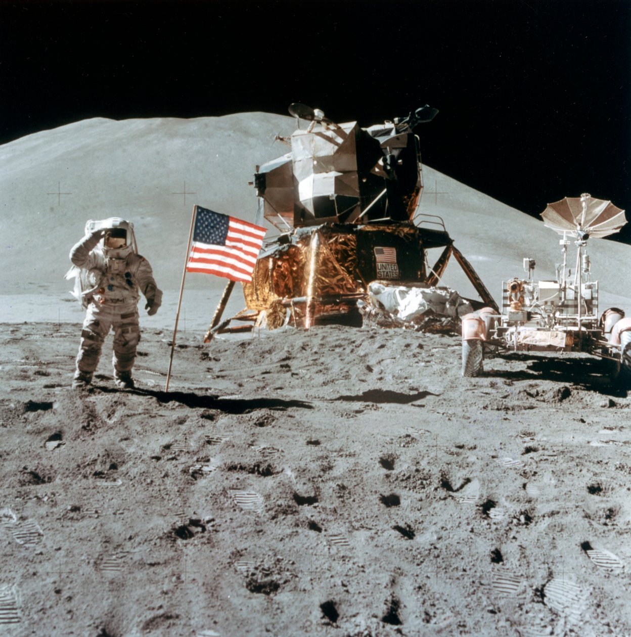 O astronauta James Irwin 1930-1991 faz uma saudação na Lua, 1971. de NASA Images