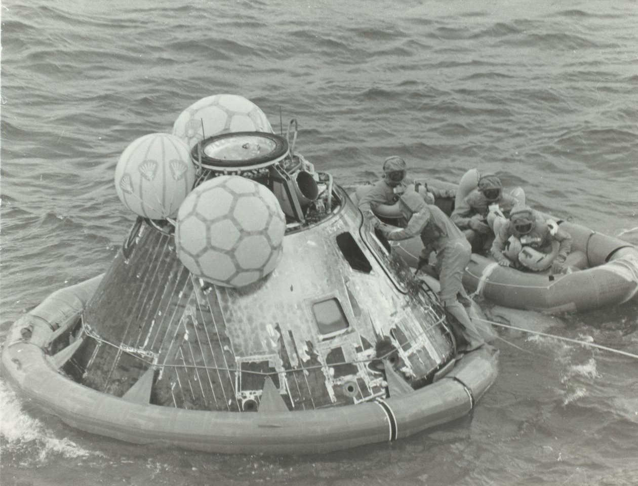 [Astronautas no bote salva-vidas após Apollo 11 Splashdown], 1969. de NASA Images