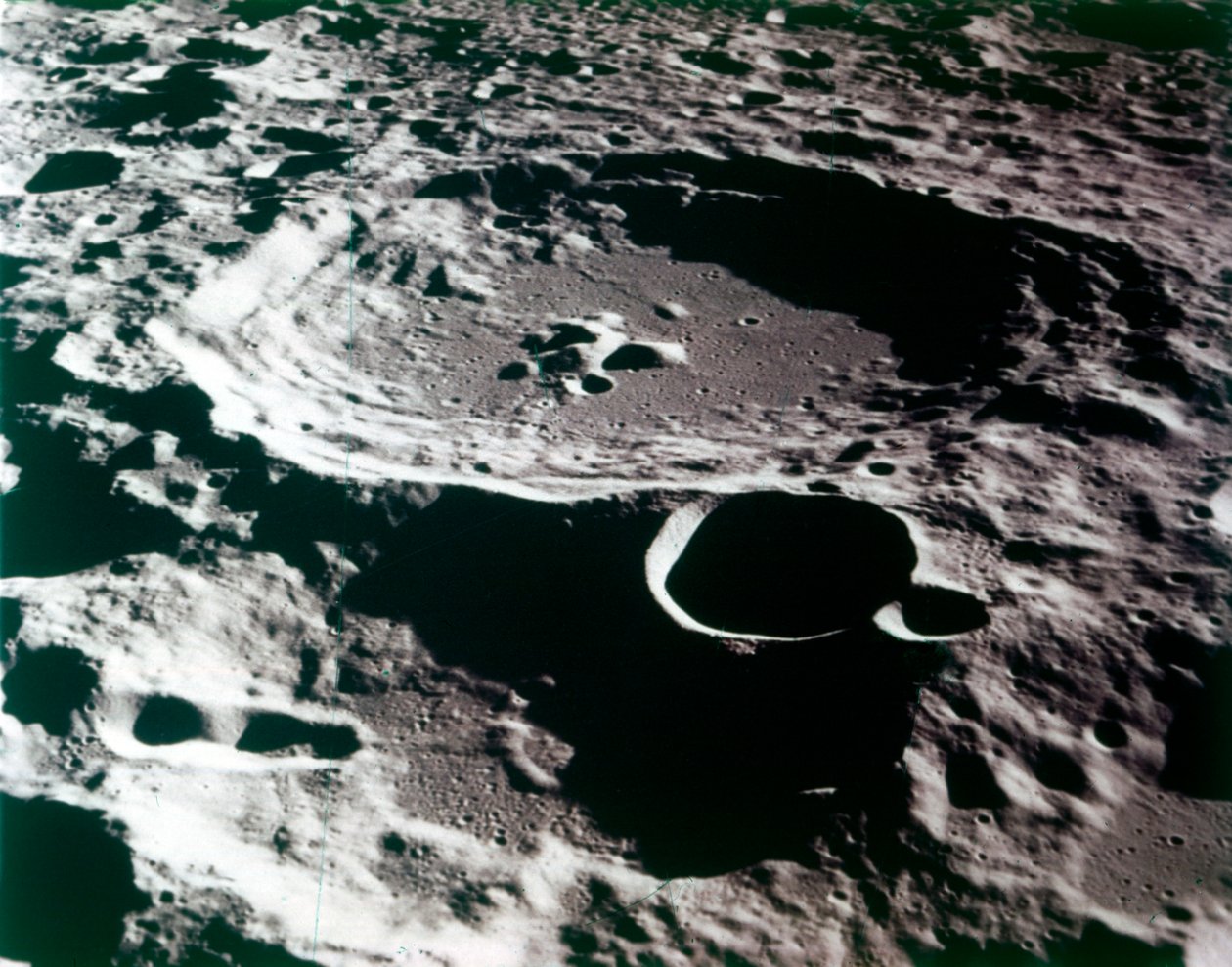Vista de perto de uma cratera na superfície da Lua. de NASA Images