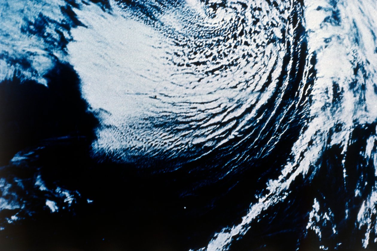 Terra vista do espaço - ciclone, década de 1980. de NASA Images