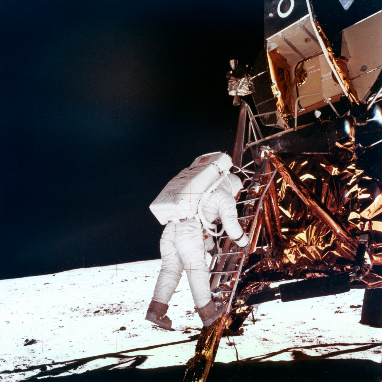 Edwin Buzz Aldrin desce os degraus da escada do Módulo Lunar para caminhar na Lua, 1969. de NASA Images