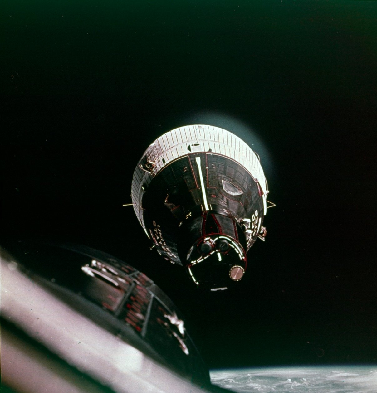 Primeiro encontro no espaço, 15 de dezembro de 1965. de NASA Images