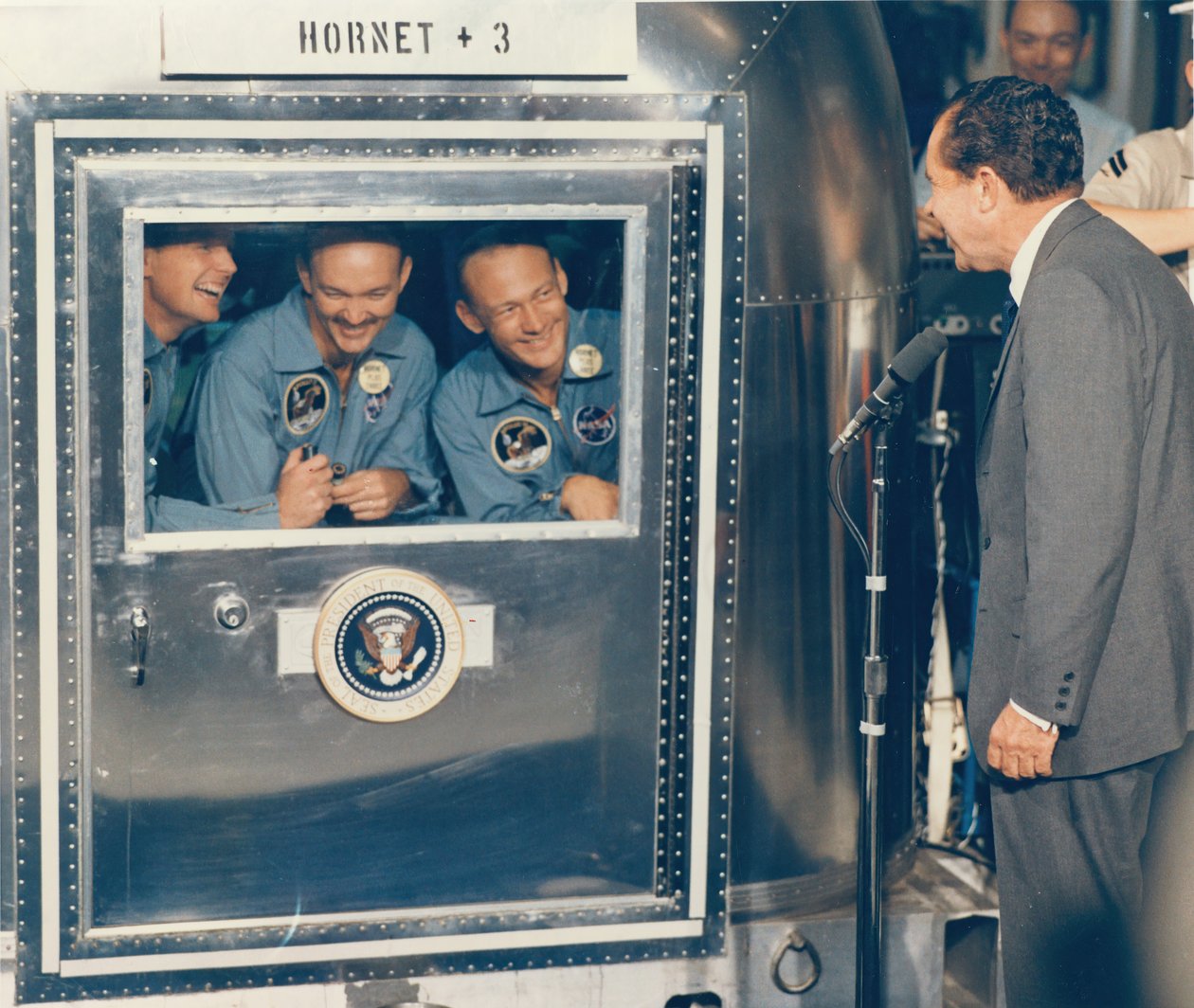 [Presidente Richard M. Nixon dá as boas-vindas aos astronautas da Apollo 11 a bordo do navio de recuperação USS Hor..., 1969. de NASA Images