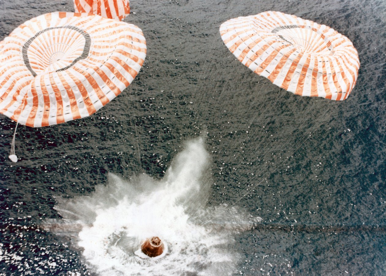 A cápsula Apollo 15 pousa em segurança, apesar de uma falha de pára-quedas, no Oceano Pacífico, 1971. de NASA Images