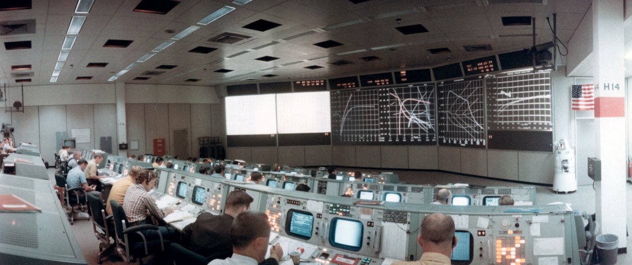A Sala de Controle de Operações da Missão no Mission Control Center, Houston, Texas, EUA, 1971.ston, 1971. de NASA Images