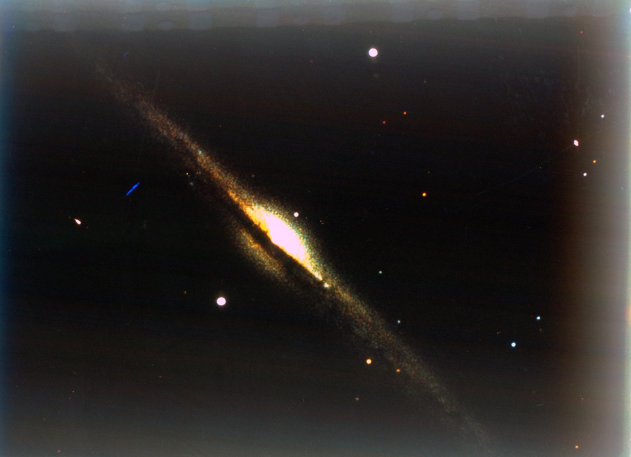 A Galáxia da Agulha em Coma Berenices. de NASA Images