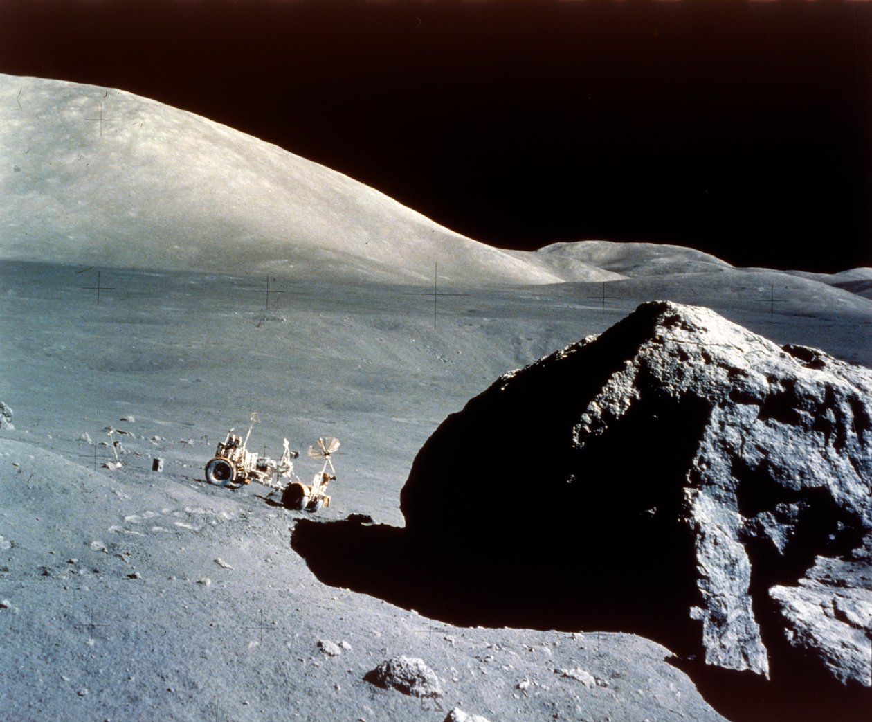 O Rover é ofuscado por uma rocha gigante na superfície lunar, missão Apollo 17, dezembro de 1972. de NASA Images