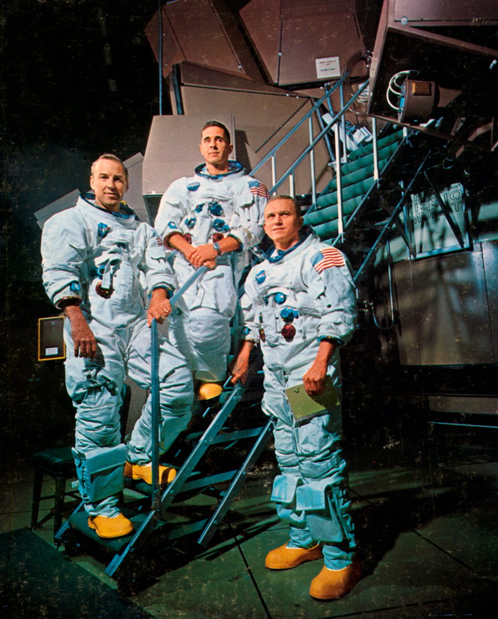 A tripulação da Apollo 8 em frente a um simulador, 1968. de NASA Images
