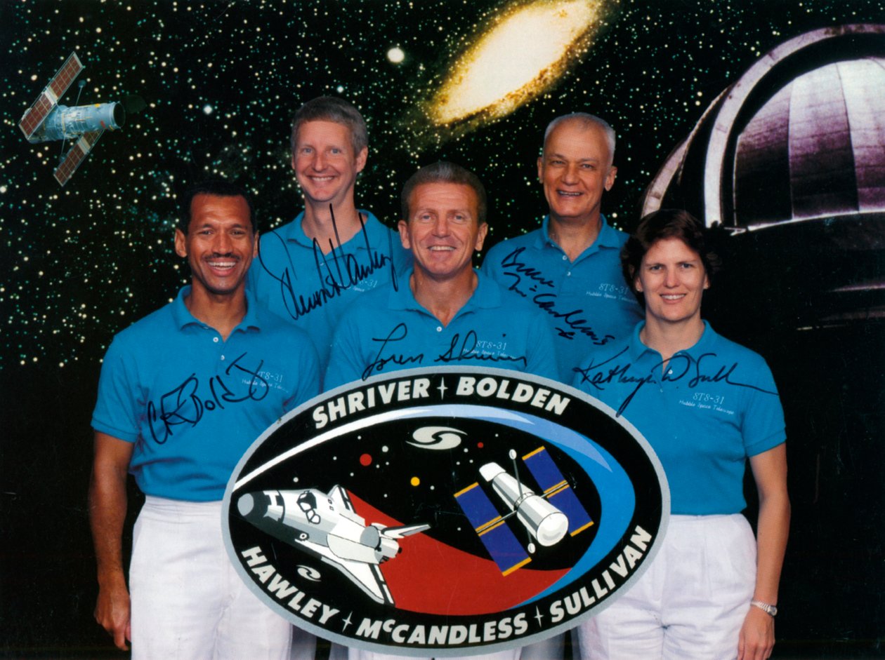 A tripulação da Missão de Ônibus Espacial STS-31, 1990. de NASA Images