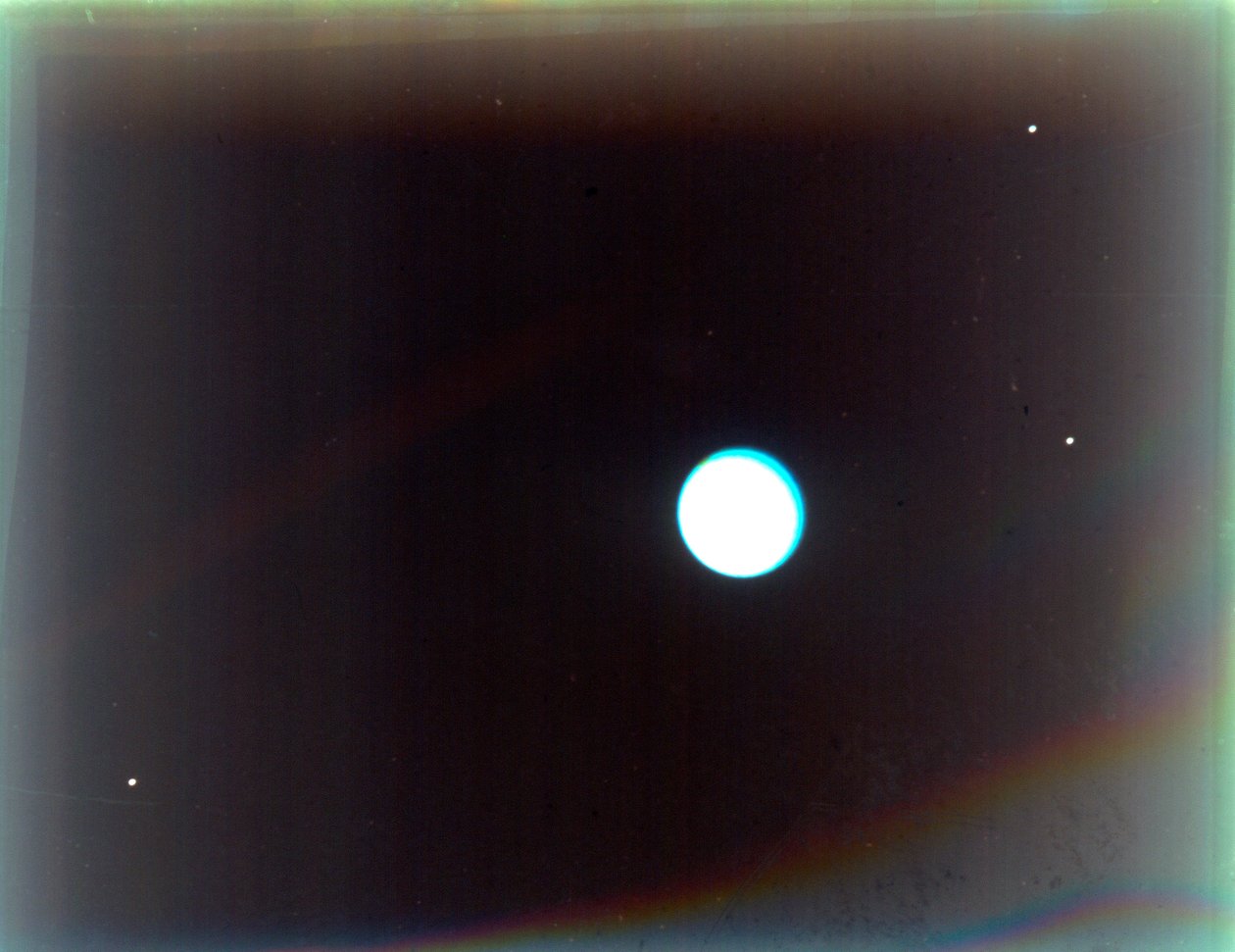Urano com os satélites Miranda, Ariel e Umbriel, da Voyager 2, 24 de janeiro de 1986. de NASA Images