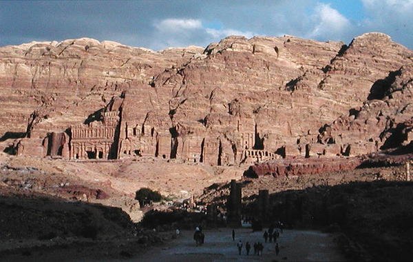 Vista das fachadas esculpidas de Nabatean