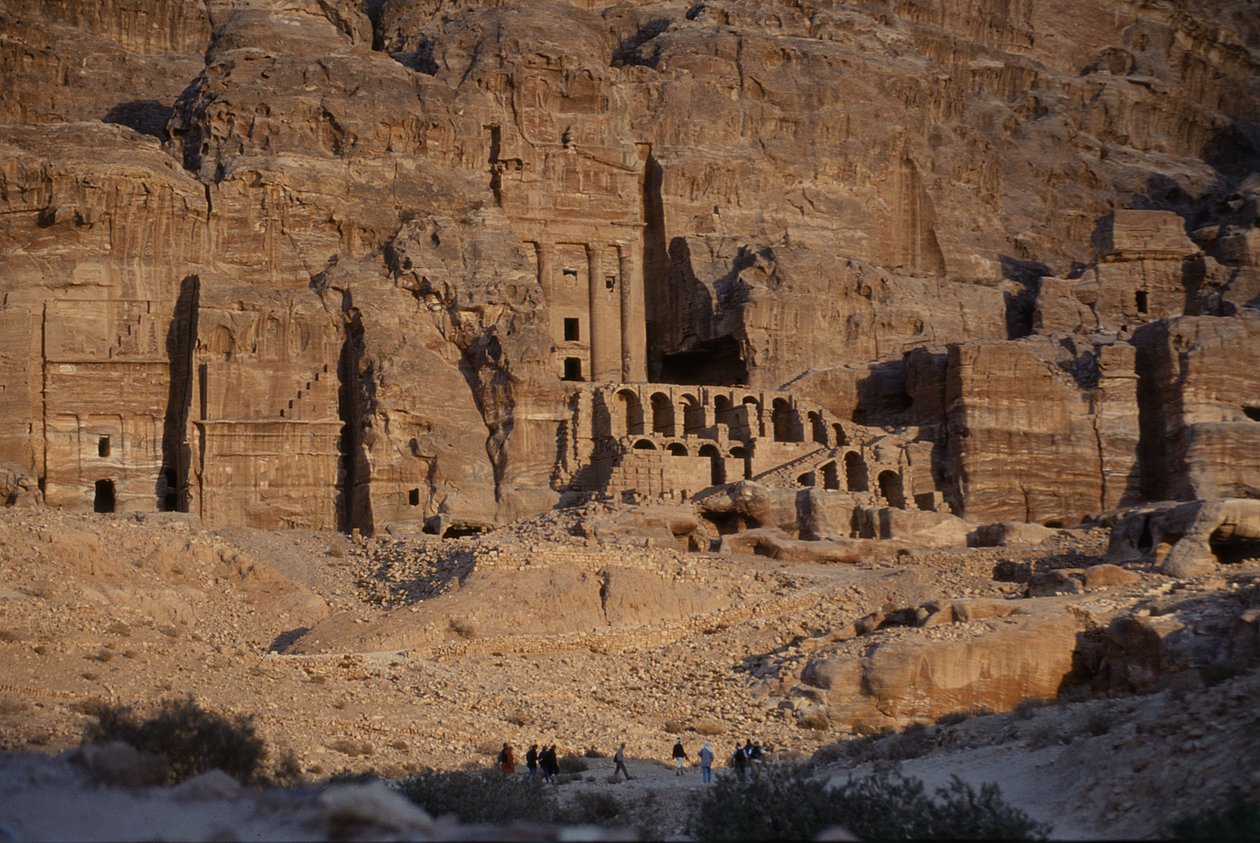 Vista, de, a, túmulos, corte, em, a, rocha de Nabatean