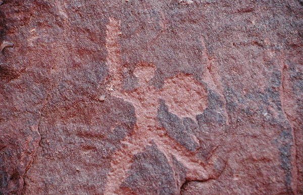 Petroglyph do lado de um penhasco (pintura rupestre) de Nabatean