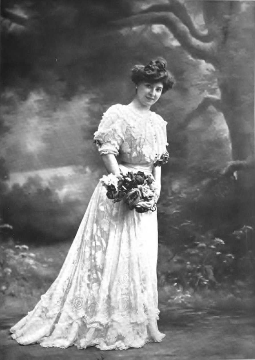 Amélie Diéterle interpreta o papel de Huguette na peça Sparrow Heart, uma comédia em quatro atos de Louis Artus no Teatro Athénée de Nadar