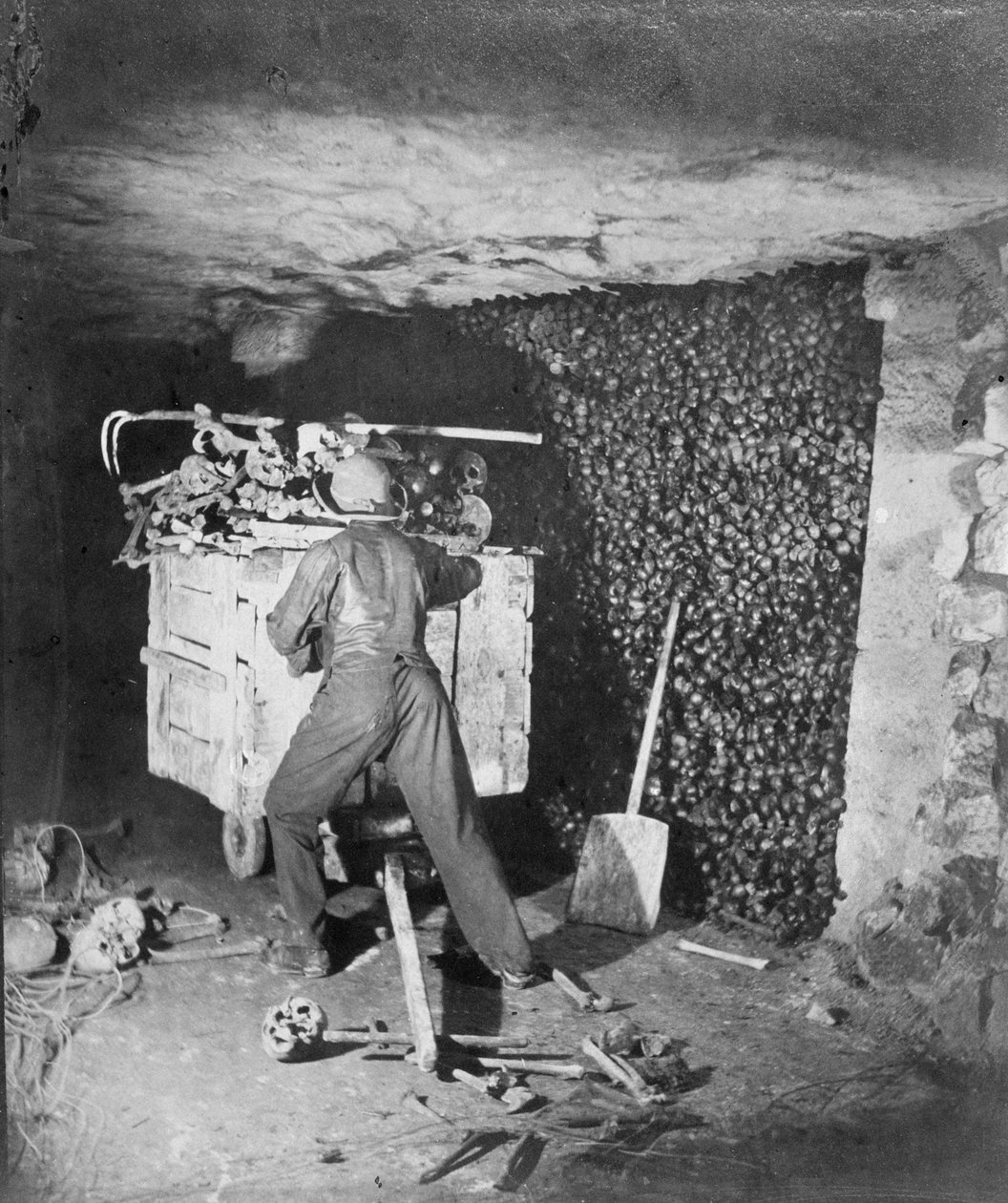 Interior das Catacumbas, Paris, 1861 de Nadar