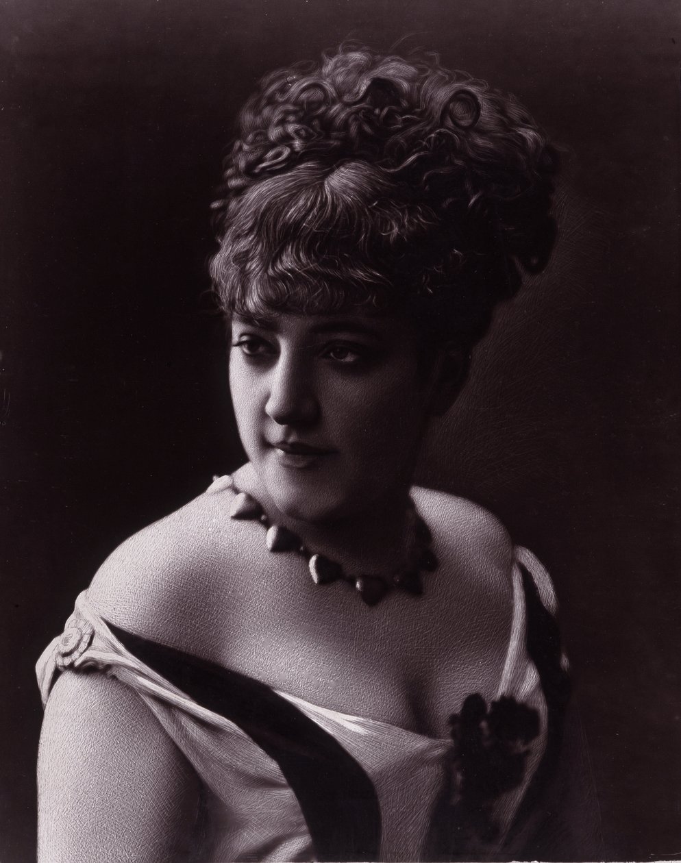 Retrato de uma mulher. Rosto de uma mulher vestindo um decote e um colar com pingentes em forma de coração de studio of Nadar