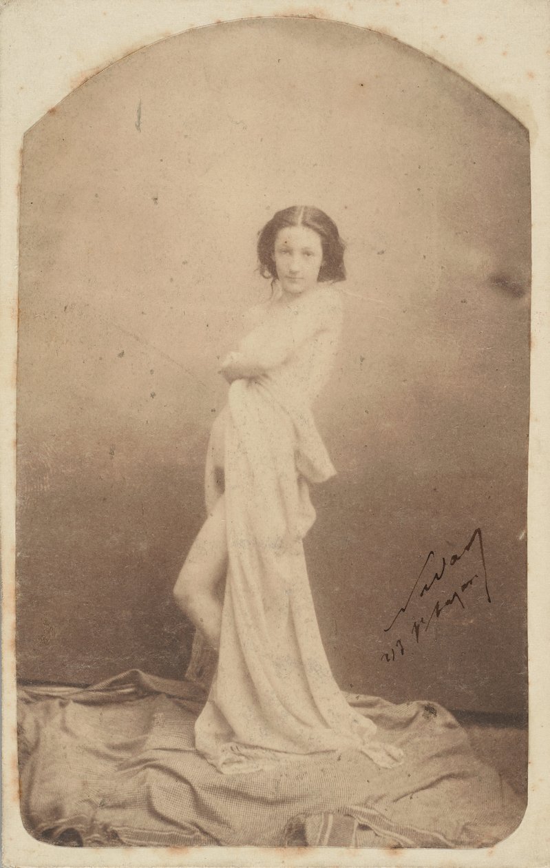 [Nu em pé drapeado], 1856-59. de Nadar