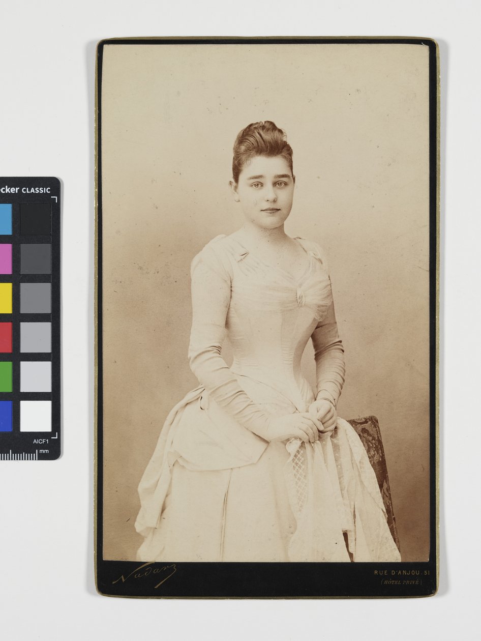 Rapariga em vestido de gala de Nadar