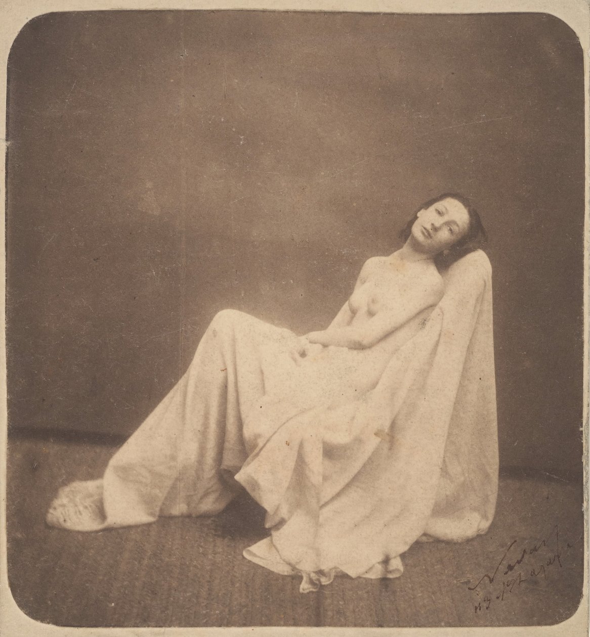 [Modelo sentado, parcialmente drapeado], 1856-59. de Nadar