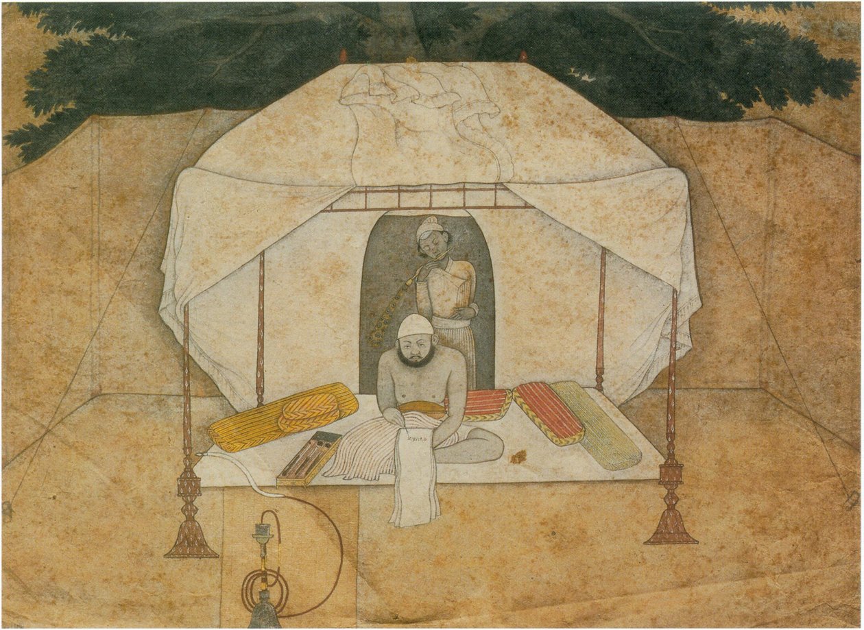 Balwant Singh sentado a escrever numa cama de campanha de Nainsukh