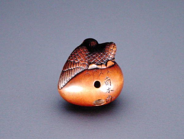 Netsuke, representando um corvo emergindo de um ovo, c.1840 (madeira) (para vista frontal ver 194417) de Nambokusai Nambokusai