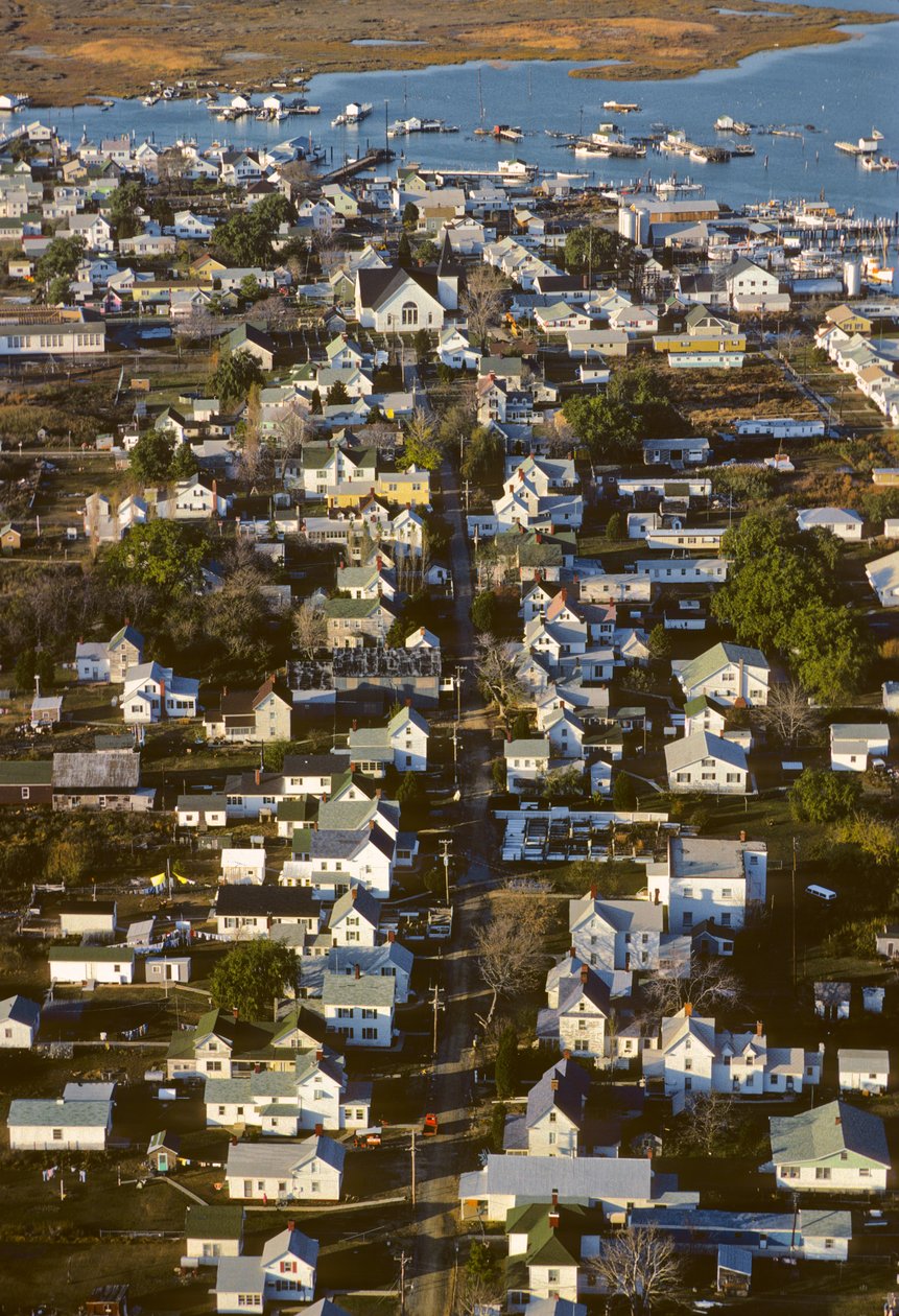 Fotografia aérea de casas ao longo da King Street, a espinha dorsal do povoamento da Ilha de Tânger... de Nathan Benn