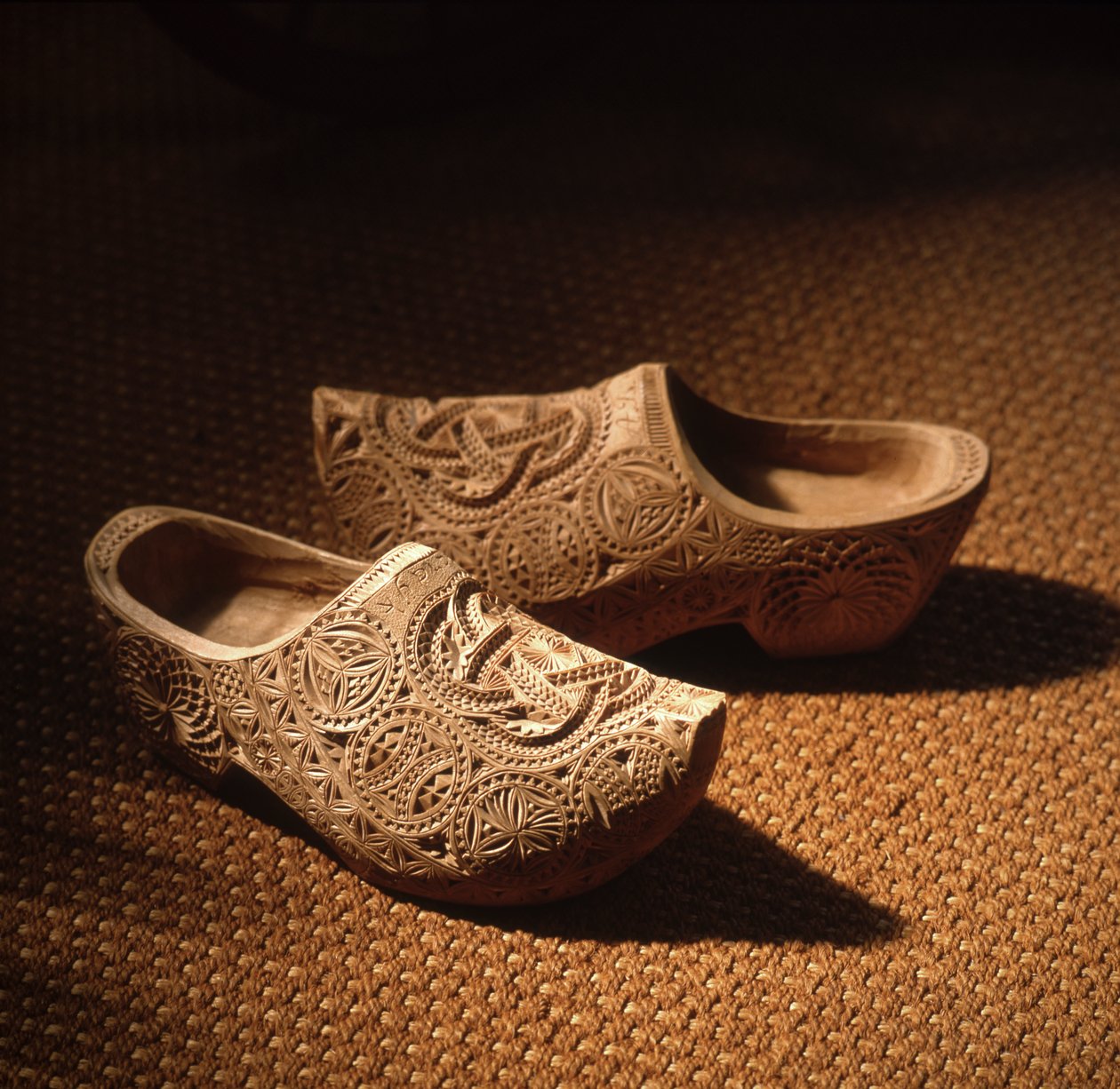 Sapatos de madeira holandeses, também conhecidos como tamancos, também conhecidos como klomp de Nathan Benn