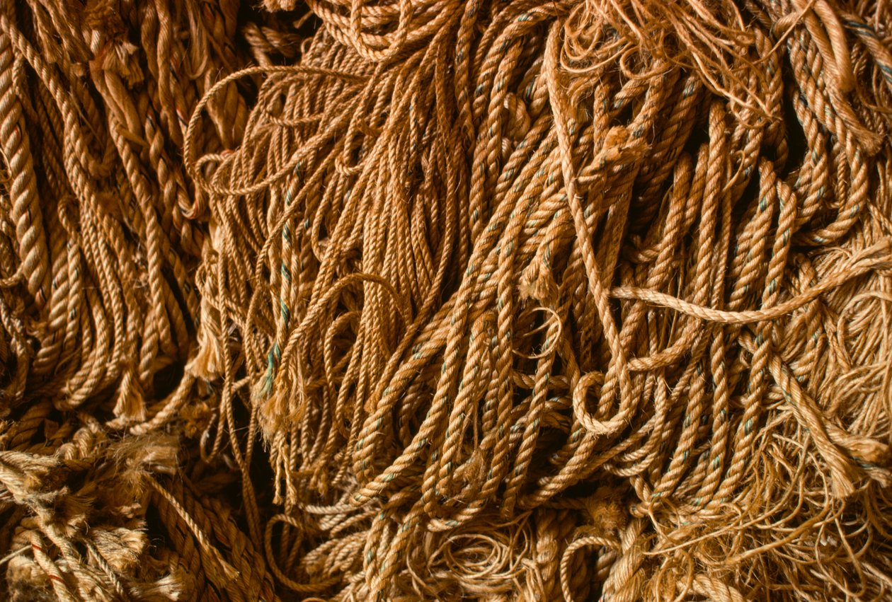 Corda fabricada com fibra de manila natural na fábrica da Columbian Rope Company em Auburn,... de Nathan Benn