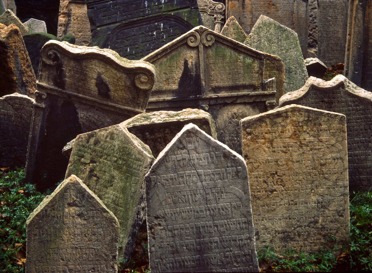 Lápides no antigo cemitério judeu em Josefov, o bairro judeu da Cidade Velha, Praga... de Nathan Benn