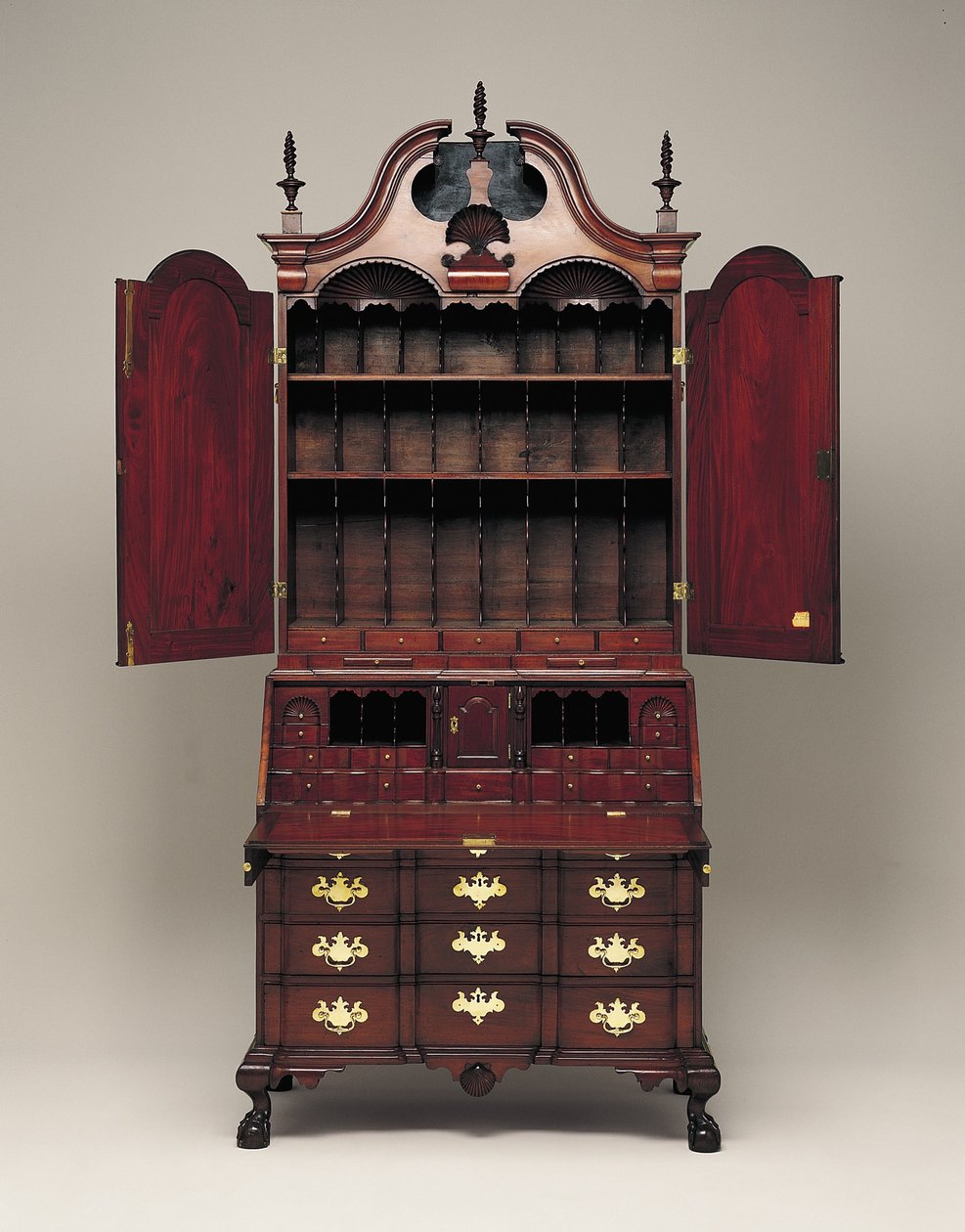 Mesa e estante de livros, c.1770-76 (mogno, pinho amarelo do sul, pinho branco oriental, choupo amarelo e latão) de Nathaniel Gould