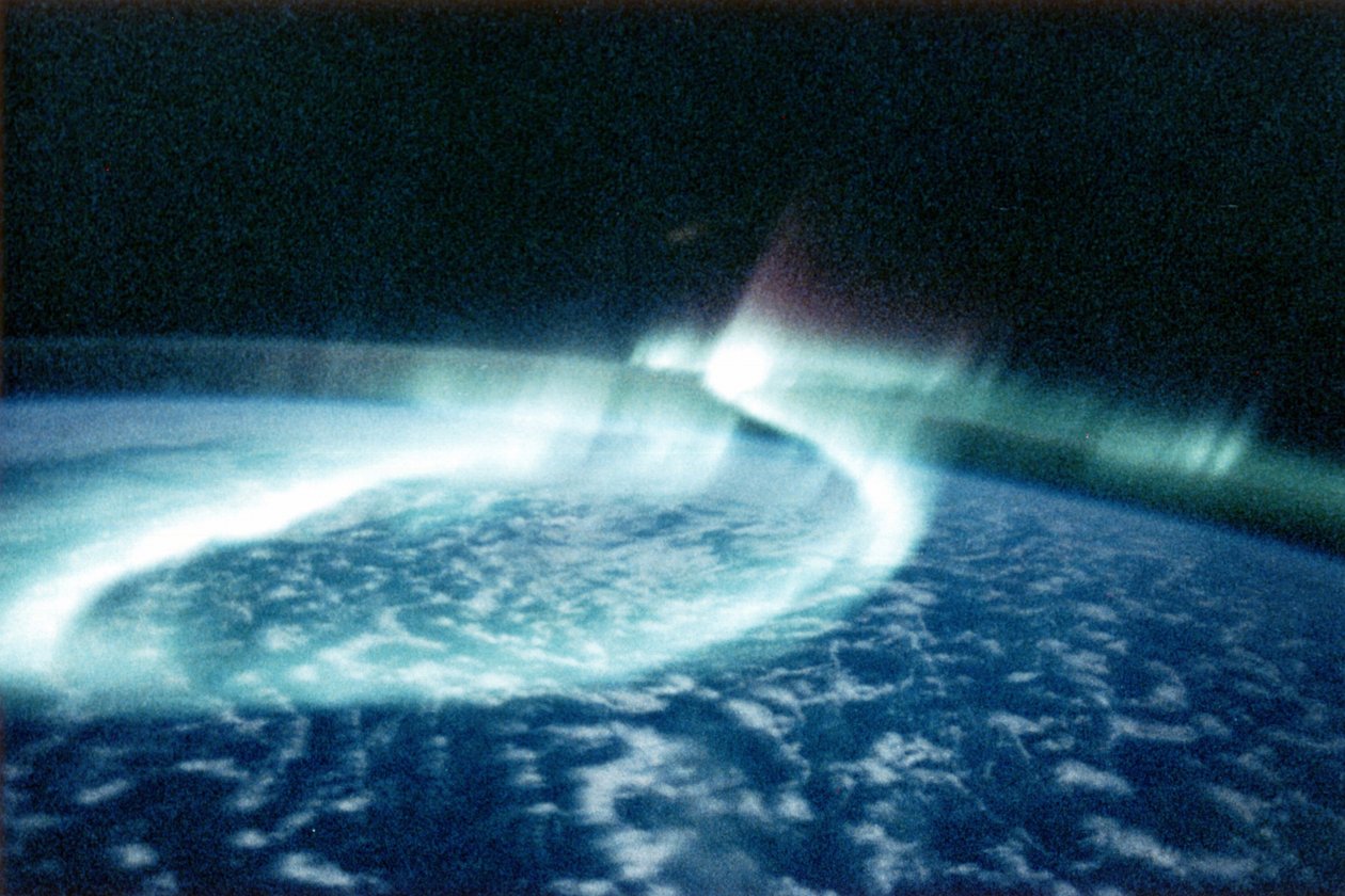 Aurora boreal (aurora boreal) vista do espaço. Fotografia da NASA. de National Aeronautics and Space Administration National Aeronautics and Space Administration