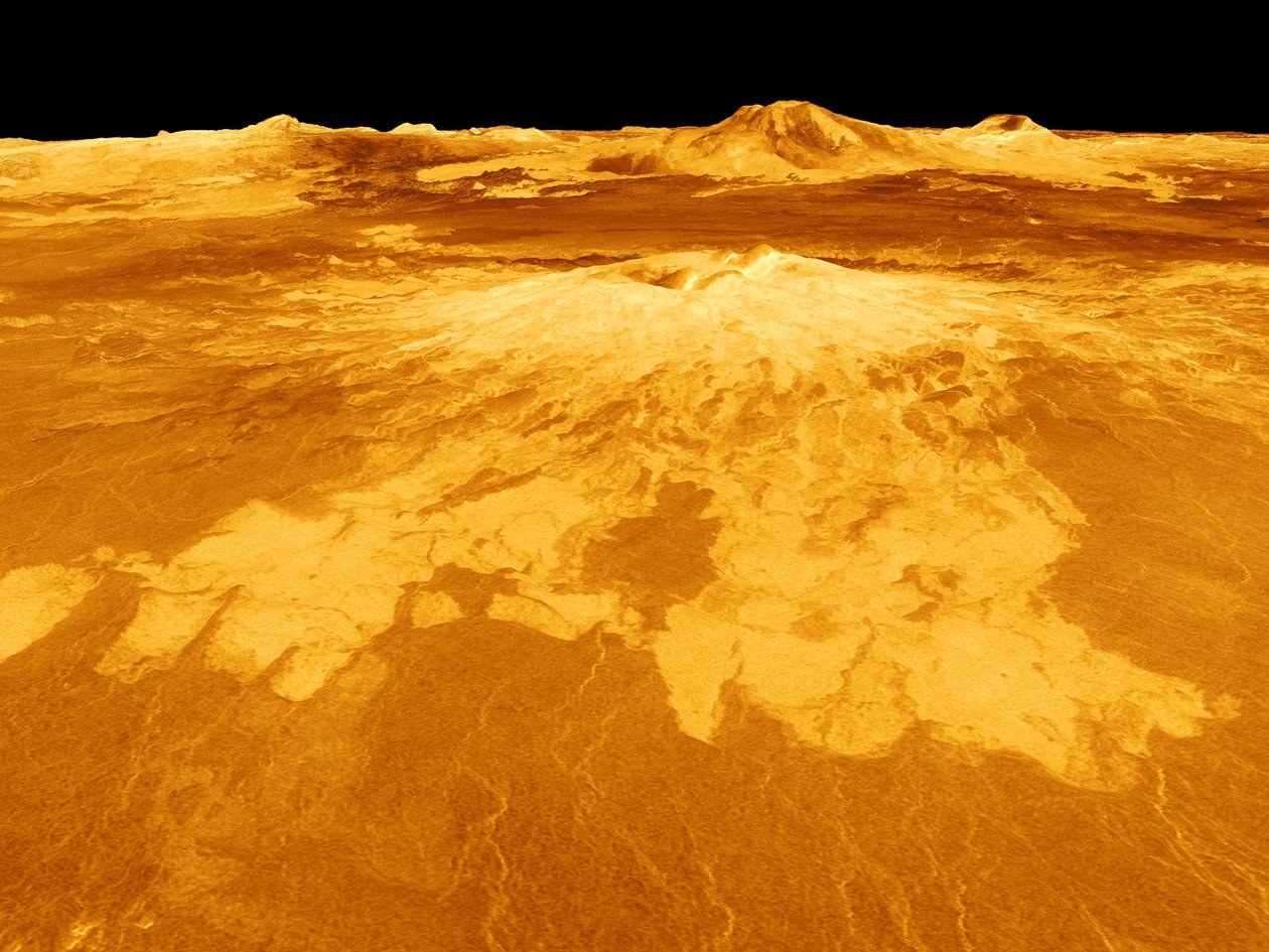 Vista gerada por computador da superfície do planeta Vênus dominado pelo vulcão Sapas Mons. Os fluxos de lava se estendem por centenas de quilômetros através das planícies fraturadas mostradas em primeiro plano. NAS de crédito de National Aeronautics and Space Administration National Aeronautics and Space Administration