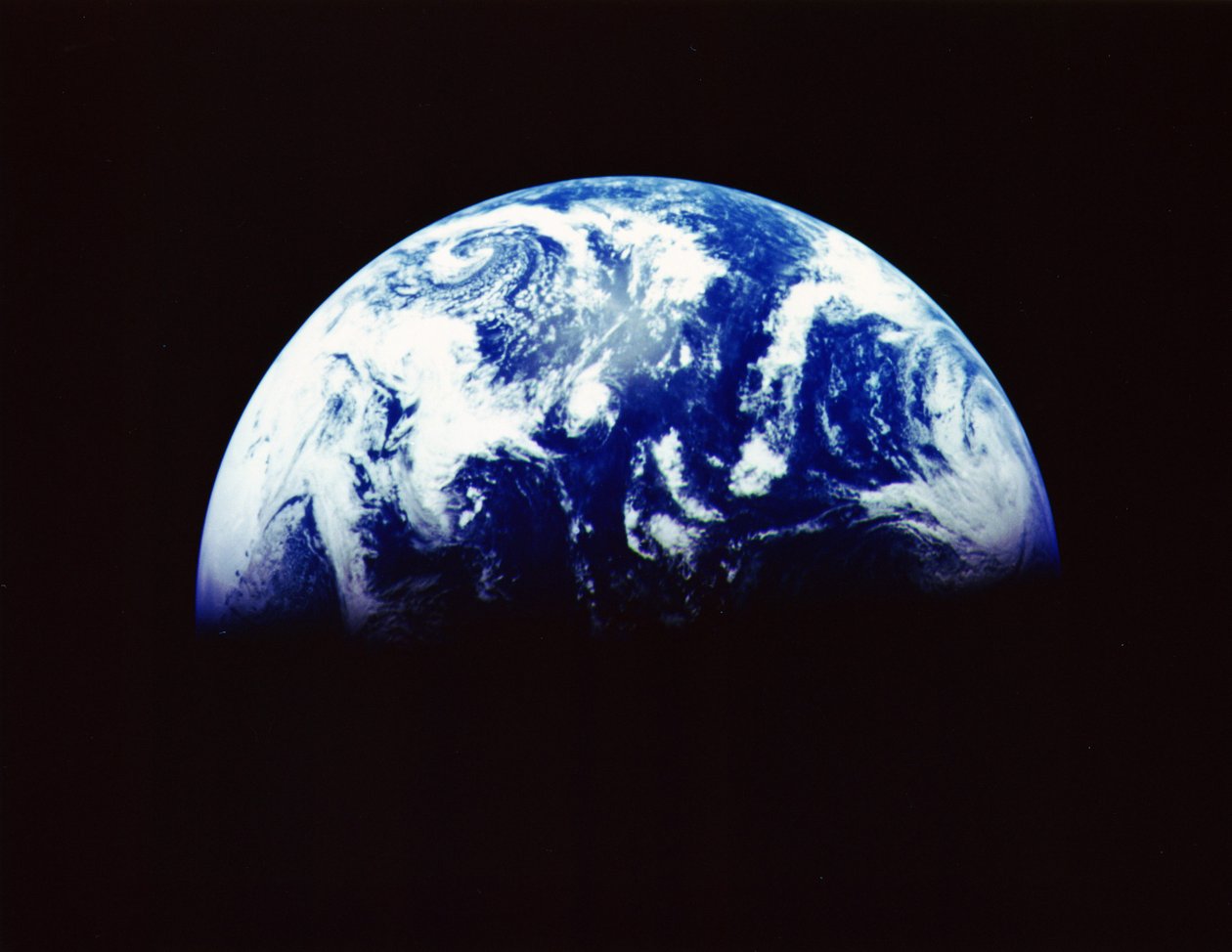 Terra do Espaço fotografada pela nave espacial Galileo 11, dezembro de 1992, a uma distância de 1,9 milhões de quilômetros (1,2 milhões de milhas) Antártica, fundo e alvorada que se elevam sobre o Oceano Pacífico. Fotografia da NASA. de National Aeronautics and Space Administration National Aeronautics and Space Administration