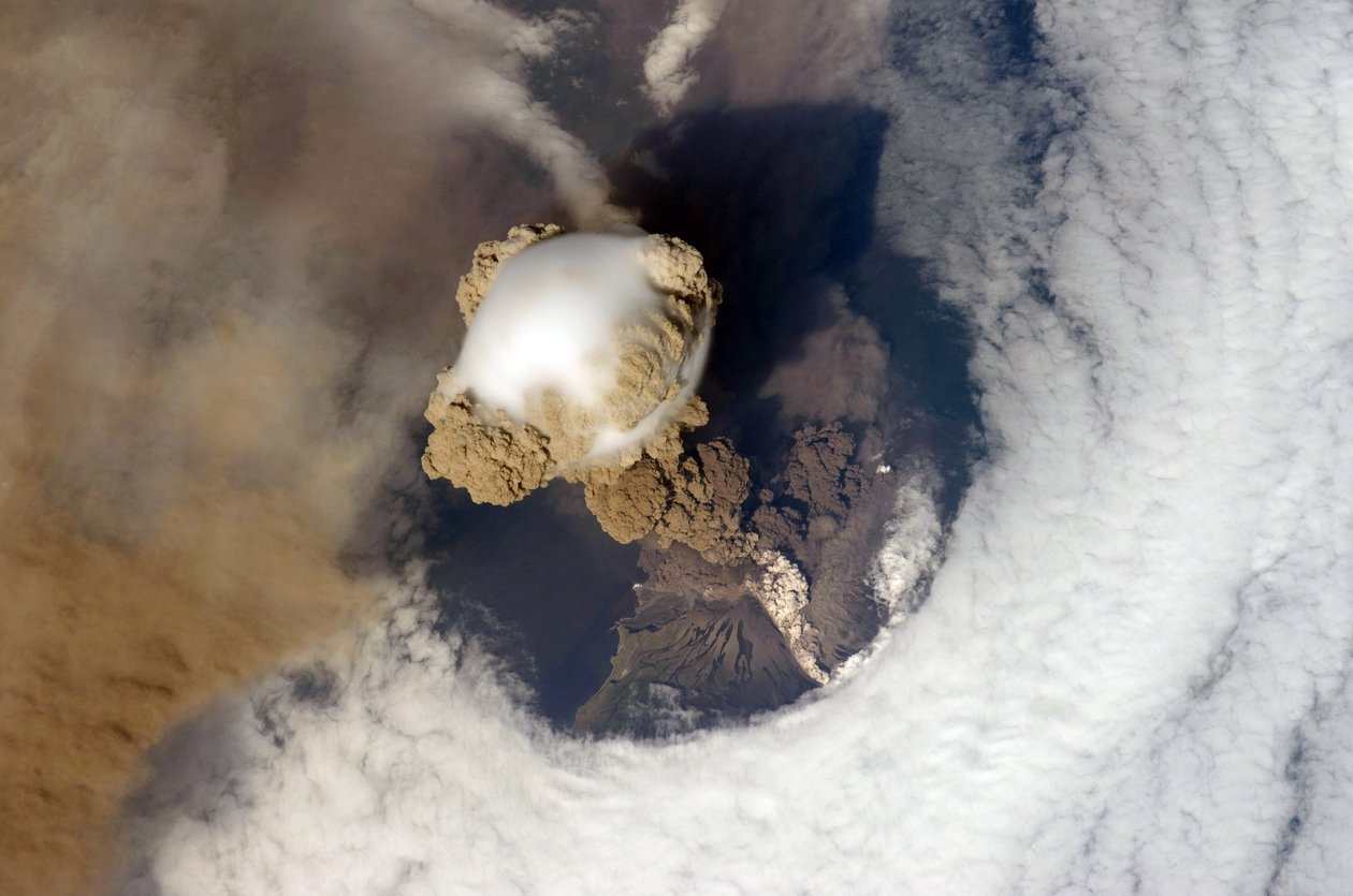 Erupção do vulcão Sarychev Peak, Kuril Islands, nordeste do Japão, 12 de junho de 2009, viu a Estação Espacial Internacional. A matéria branca no lado do vulcão é um fluxo piroplástico. NAS de crédito de National Aeronautics and Space Administration National Aeronautics and Space Administration