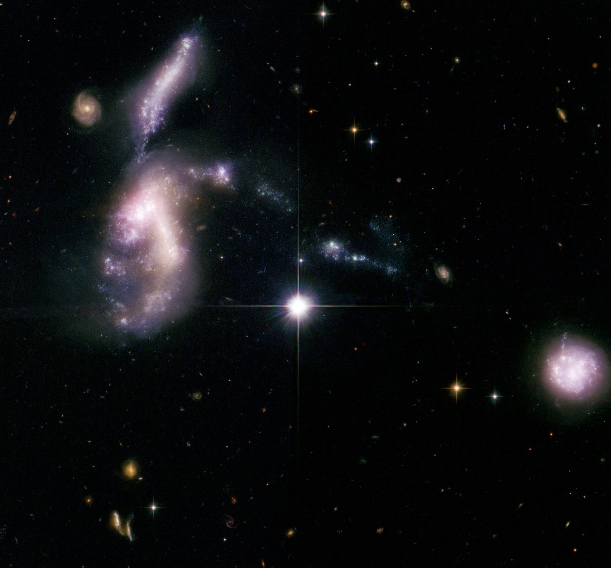 Hickson Compact Group 31, um dos 100 grupos de galáxias compactas catalogadas pelo astrônomo canadense Paul Hickson. Crédito NASA Astronomia Científica de National Aeronautics and Space Administration National Aeronautics and Space Administration