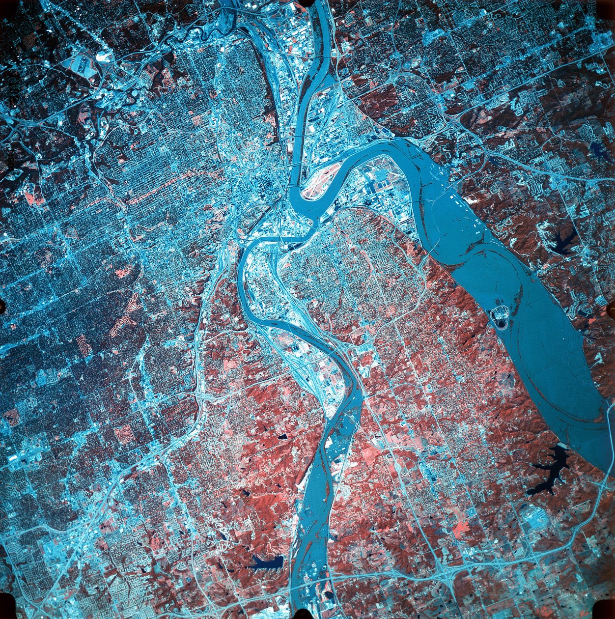 Fotografia infravermelha da confluência dos rios Missouri e Kansas, 19 de julho de 1993, durante enchentes pesadas (norte, superior direito). Retirado da aeronave NAS-2 ER-2. Fotografia da NASA. de National Aeronautics and Space Administration National Aeronautics and Space Administration