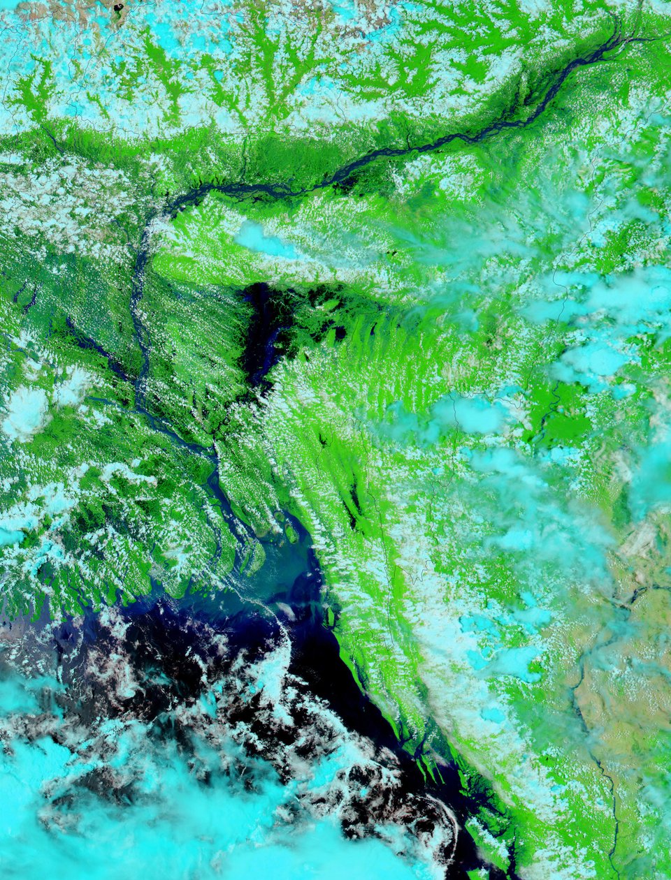 Grandes áreas de partes de Bangladesh (esquerda do centro) e Índia (borda esquerda e superior direita) estão debaixo d&39;água, 3 de agosto de 2003. Azul brilhante é rios, lagos e áreas alagadas. O primeiro plano da área escura é a Baía o de National Aeronautics and Space Administration National Aeronautics and Space Administration