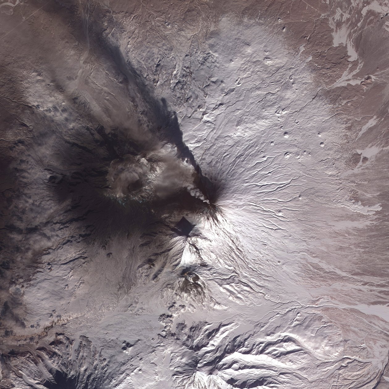 Imagem de satélite da erupção do vulcão Kliuchevskoi ou Klyuchevskaya Sopka, Península Kamchatka, Rússia, 2010. Tem estado ativo quase continuamente desde a sua primeira erupção registrada em 1697. Crédito NAS de National Aeronautics and Space Administration National Aeronautics and Space Administration