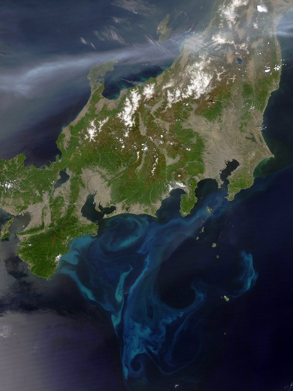Vista de satélite de Honshu, Japão, 4 de maio de 2005, com uma pluma grossa de fumaça cruzando a ilha a partir do oeste, onde ardiam intensos incêndios na Coréia do Norte. Crédito NASA Ciência Terra Geologia Pollutio de National Aeronautics and Space Administration National Aeronautics and Space Administration