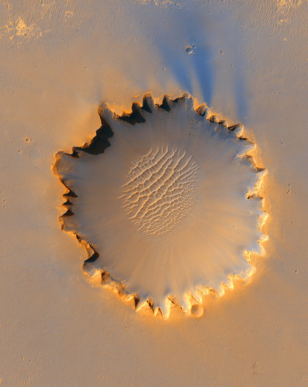 Cratera Victoria, cratera de impacto no Meridiani Planum, perto do equador de Marte, com aproximadamente 800 metros de diâmetro. A borda recortada é causada pela erosão. Crédito NASA Planeta Astronomia Científica de National Aeronautics and Space Administration National Aeronautics and Space Administration