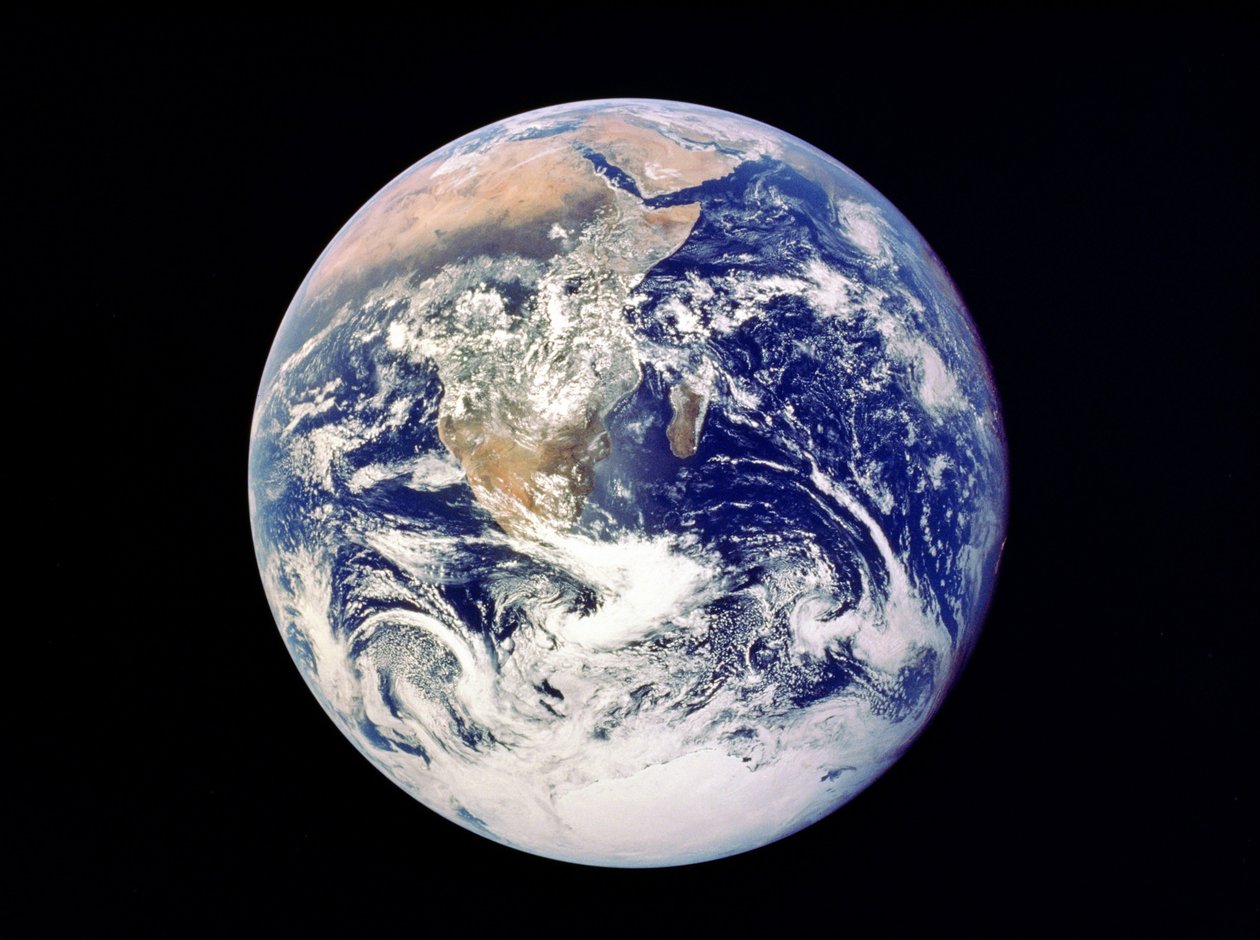 Terra inteira do espaço - vista de Apollo 17 de dezembro de 1972. Primeira fotografia da calota polar sul polar. A maior parte da África também é visível da Península Arábica e Madagascar (malgaxe). Fotografia da NASA. de National Aeronautics and Space Administration National Aeronautics and Space Administration