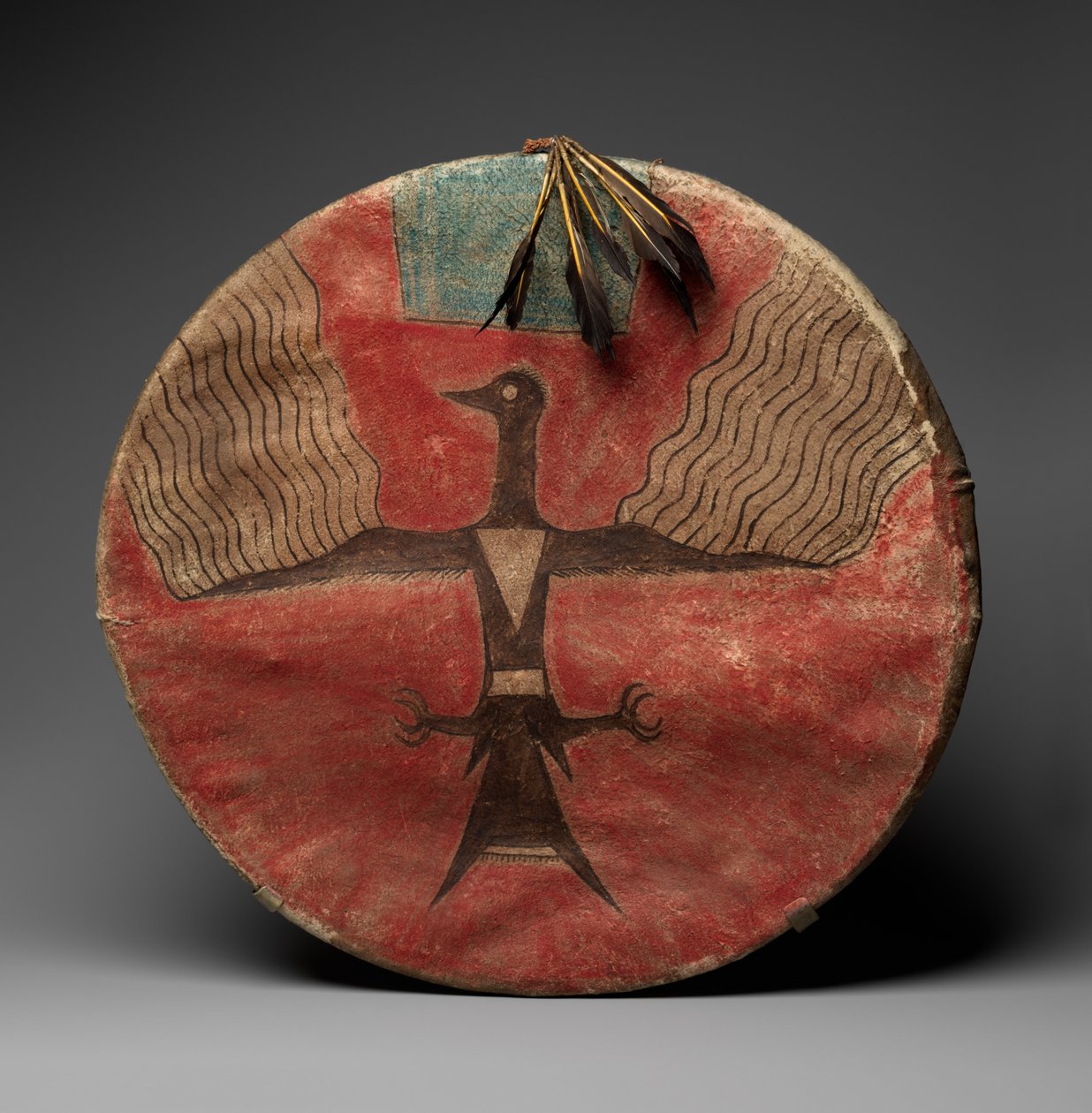 Escudo, c.1885 (couro curtido, pigmento, madeira e penas) de Native American