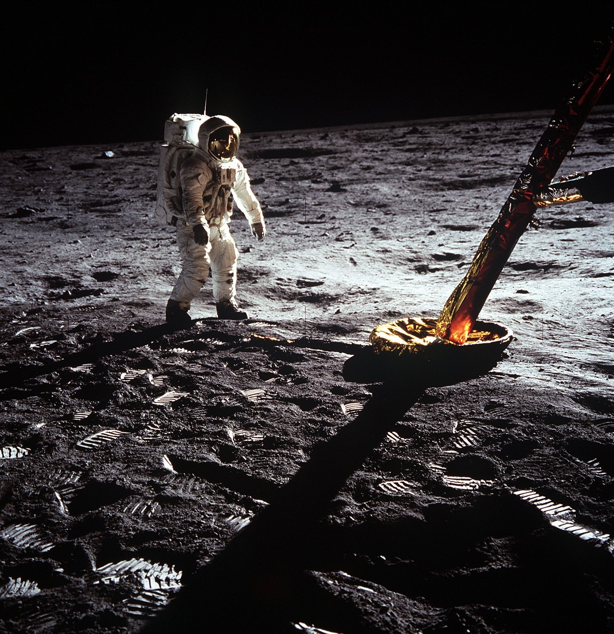 Buzz Aldrin pela perna do Módulo Lunar, missão Apollo II, julho de 1969. de Neil Armstrong